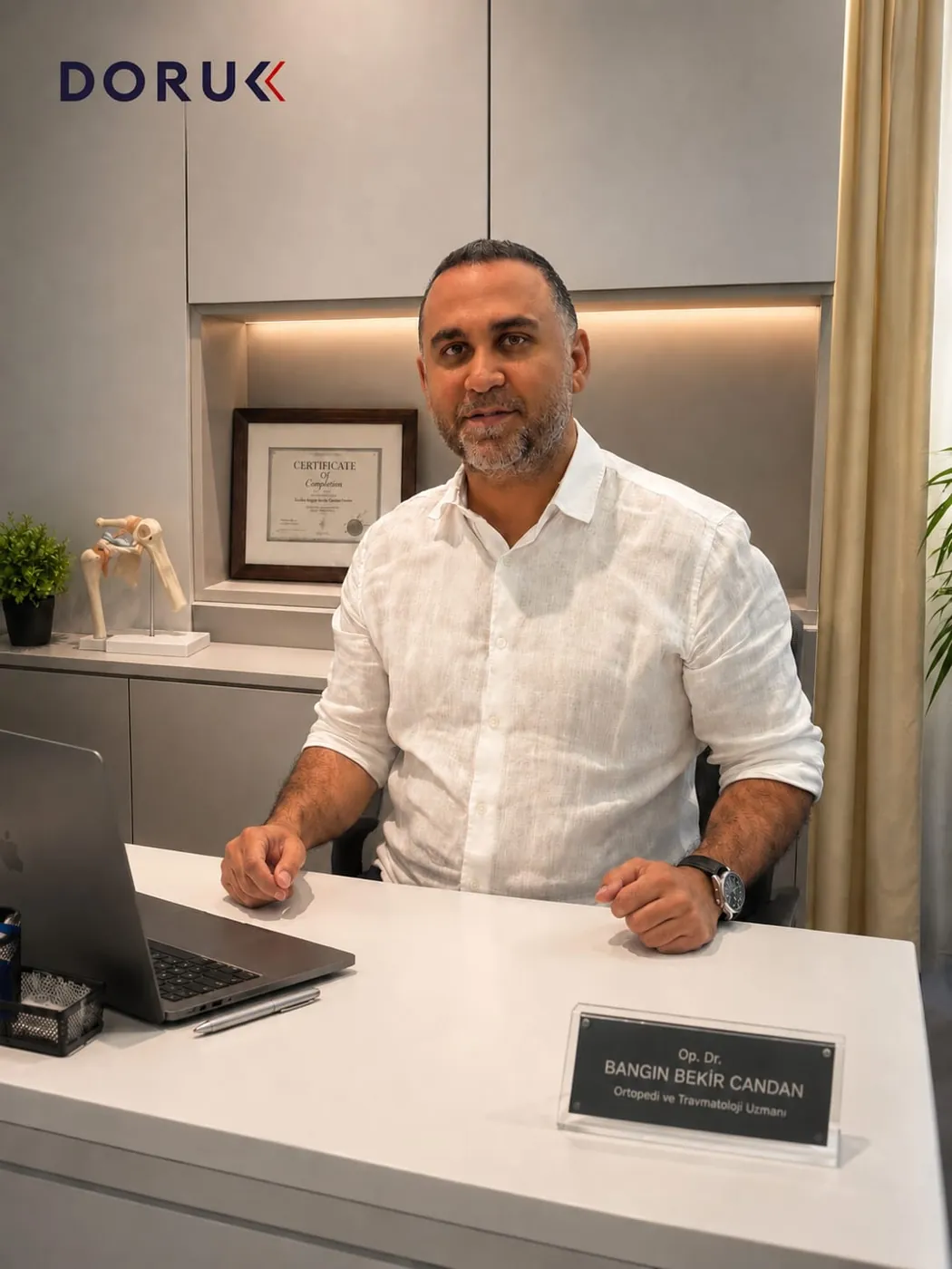 Op. Dr. Bangin Bekir Candan muayenehanesinde